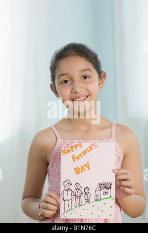 Porträt eines Mädchens zeigt ihre Zeichnung und lächelnd Stockfoto