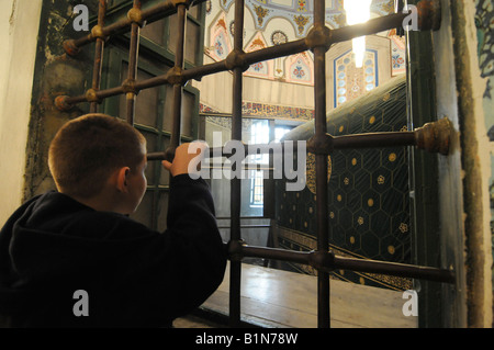 Ein palästinensischer Jugendlicher Blick auf der Abraham-Schrein in Hebron, Westjordanland, Palästina. Stockfoto