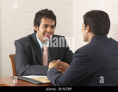 Zwei Geschäftsleute diskutieren in einem Hotelzimmer Stockfoto