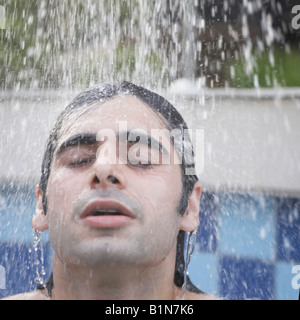 Nahaufnahme eines jungen Mannes, der unter der Dusche Stockfoto