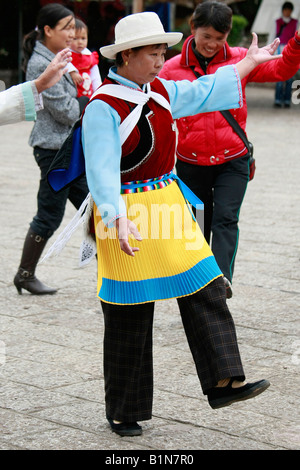 Naxi Frauen tanzen in Lijiang, Yunnan, China. Stockfoto