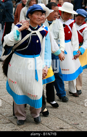 Naxi Frauen tanzen in Lijiang, Yunnan, China. Stockfoto