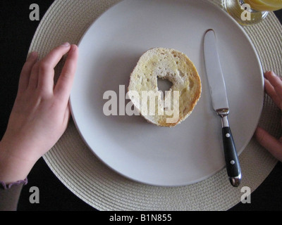 Ein einfaches Frühstück Essen, sitzt ein geschnittener und getoasteter Bagel auf Platte Stockfoto