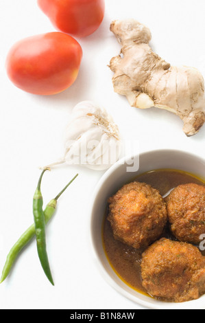 Nahaufnahme von Frikadellen serviert in einer Schüssel mit rohem Gemüse Stockfoto