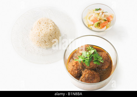 Nahaufnahme von Frikadellen in einer Schüssel mit gekochtem Reis und Salat serviert Stockfoto