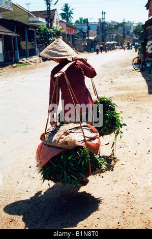 Vietnam Hue Frau, die grünen über die Schulter auf den Markt Stockfoto