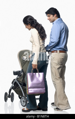 Seitenansicht von ein paar mit dem Kinderwagen Stockfoto