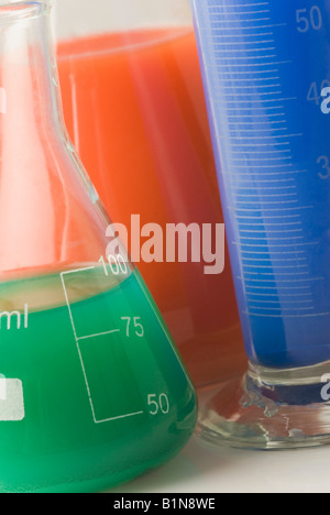 Nahaufnahme von einem konischen Kolben und Mess-Becher Stockfoto