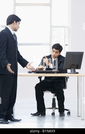 Zwei Geschäftsleute diskutieren in einem Büro Stockfoto