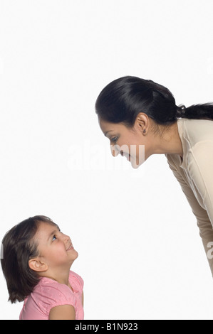 Mitte Erwachsene Frau und ihre Tochter sahen einander Stockfoto