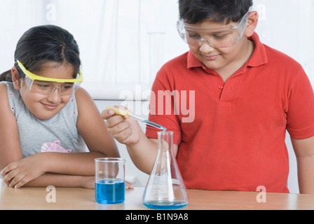 Junge und ein Mädchen tun wissenschaftlichen experimentieren im Labor Stockfoto