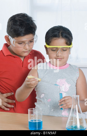 Junge und ein Mädchen tun wissenschaftlichen experimentieren im Labor Stockfoto