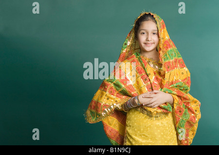 Porträt eines Mädchens tragen traditionelle Kleidung und lächelnd Stockfoto