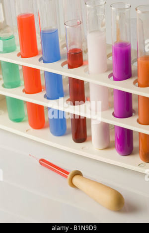 Reagenzgläser in einem Reagenzglas-Gestell Stockfoto