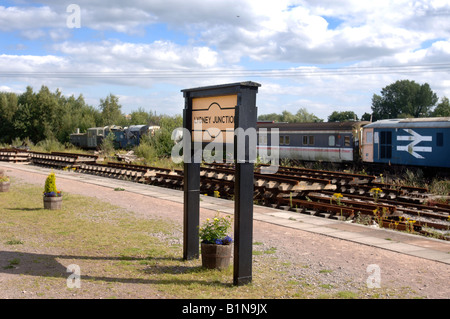 EIN ALTER MOTOR UND EISENBAHNWAGGONS AN LYDNEY JUNCTION STATION GLOUCESTERSHIRE UK Stockfoto