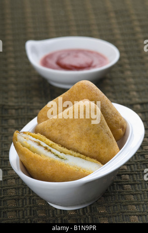 Nahaufnahme von drei Brot Pakoras mit sauce Stockfoto