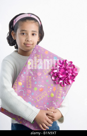 Porträt eines Mädchens hält ein Geschenk Stockfoto