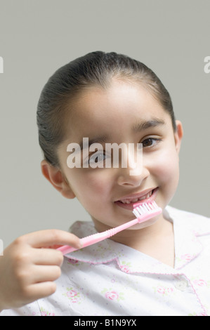 Nahaufnahme eines Mädchens eine Zahnbürste halten und Lächeln Stockfoto