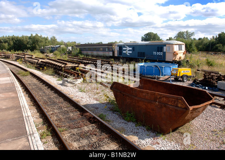 EIN ALTER MOTOR UND EISENBAHNWAGEN ALS SCHUPPEN IN DER NÄHE VON LYDNEY JUNCTION STATION GLOUCESTERSHIRE UK Stockfoto