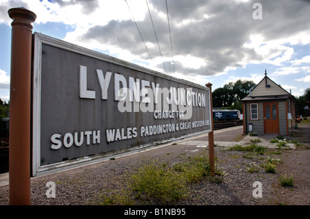 MELDEN SIE SICH AUF EINER ZUGEWACHSENEN PLATTFORM LYDNEY JUNCTION STATION GLOUCESTERSHIRE UK Stockfoto