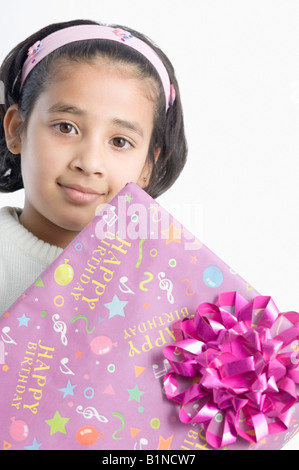 Porträt eines Mädchens hält ein Geschenk Stockfoto