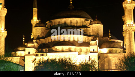 Blaue Moschee beleuchtet 17. Jahrhundert Sultan Ahmet Camii Sultanahmet-Istanbul-Türkei Stockfoto