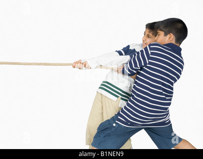 Zwei Jungs spielen Tauziehen Stockfoto