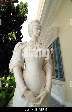 Statue der Kaiserin Elisabeth Amalie Eugenie (auch bekannt als "Sissi" oder "Sisi") in ihrem Palast genannt Achilleon auf der griechischen Insel Korfu Stockfoto