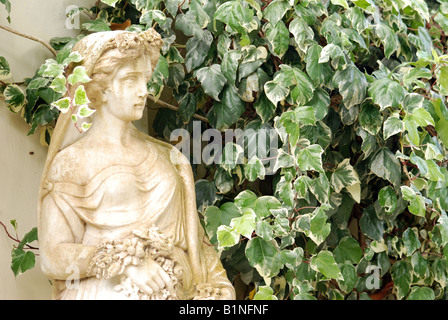 Statue im Garten der Kaiserin Elisabeth Amalie Eugenie (bekannt als Sissi oder Sisi) Palast genannt Achilleon auf der griechischen Insel Korfu Stockfoto