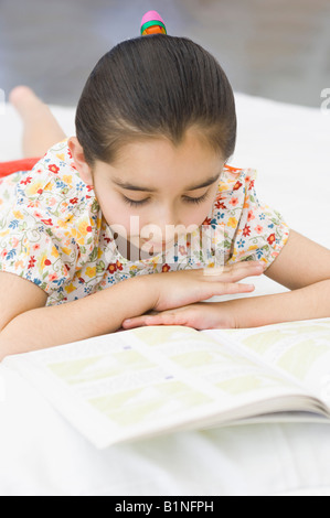 Nahaufnahme eines Mädchens, ein Buch zu lesen Stockfoto