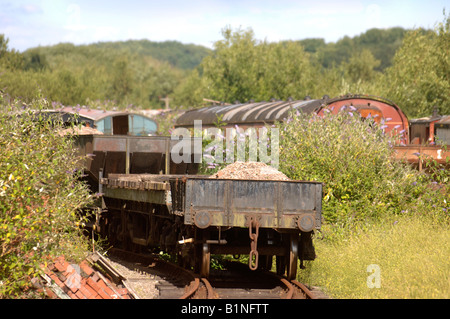 EINEM ALTEN LASTWAGEN UND EISENBAHNWAGGONS ALS SCHUPPEN IN DER NÄHE VON LYDNEY JUNCTION STATION GLOUCESTERSHIRE UK Stockfoto