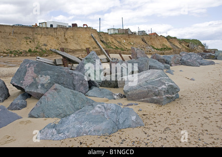 Felsen geworfen am Strand zu schweren Küstenerosion Happisburgh Nordküste Norfolk UK Stockfoto