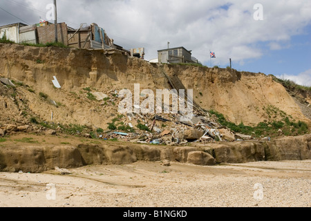 Reste der eingestürzten Häuser nach schweren Küstenerosion Happisburgh Nordküste Norfolk UK Stockfoto