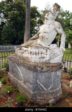 Das Achilleas Thniskon (sterben Achilles) Marmorstatue im Palast der Kaiserin Elisabeth (Sissi) namens Achilleon, Korfu, Griechenland Stockfoto