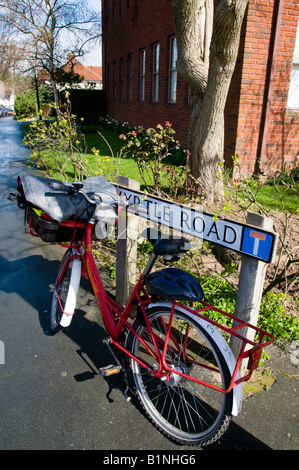 Myrte Straßenschild und Royal Mail Fahrrad, Dorking, Surrey, England Stockfoto