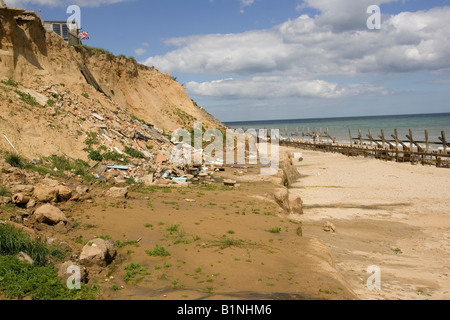 Reste der eingestürzten Häuser nach schweren Küstenerosion Happisburgh Nordküste Norfolk UK Stockfoto