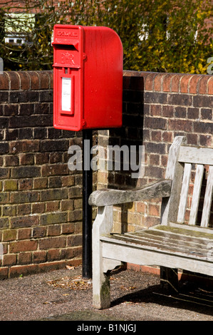 einen roten Briefkasten und eine Bank in Dorking, Surrey, England Stockfoto