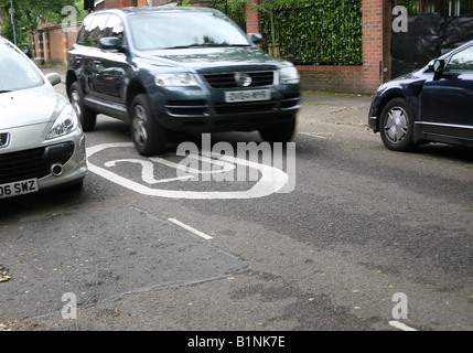 Auto fährt über 20 km/h Höchstgeschwindigkeit Kennzeichnung in London Straße Stockfoto