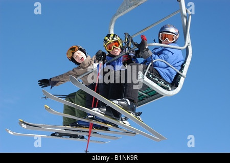 Eine Gruppe von jungen Kindern Reiten bis zum Ski-Sessellift Stockfoto