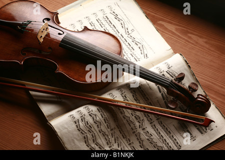 Violine mit Geigenbogen auf ein Notenblatt Stockfoto