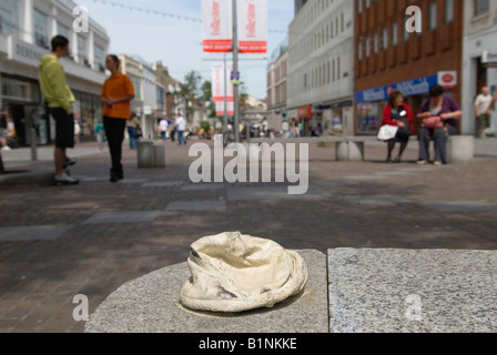 Tracey Emin Creative Folkestone Triennial, öffentliche Kunstausstellung Kent „Baby Things“ „Baby Cap Baby hat“ auf der Bank Sandgate Road Fußgängerzone. Stockfoto