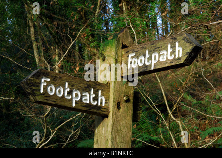 Rustikalen hölzernen Fußweg Zeichen in der Nähe von Tarr Steps im Exmoor National Park in Somerset Stockfoto