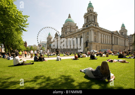 Arbeitnehmer zu Mittag in der Sonne Belfast City Hall Ulster Northern Ireland Stockfoto