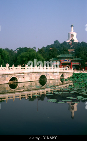 1. Oktober 2006 - die Weiße Dagoba (Bai Ta) auf Jade Inselchen in Pekings Beihai-Park. Stockfoto