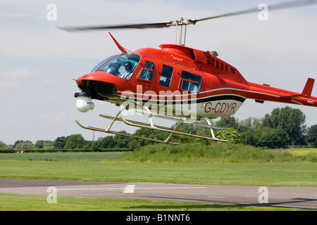 Bell 206L-3 LongRanger 111 G-CDYR im Flug landet auf dem Breighton Flugplatz Nase zeigt Kamera angebracht Stockfoto