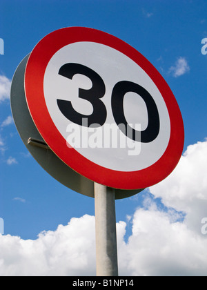 30 km/h Höchstgeschwindigkeit Straßenschild England UK isoliert vor blauem Himmel Stockfoto