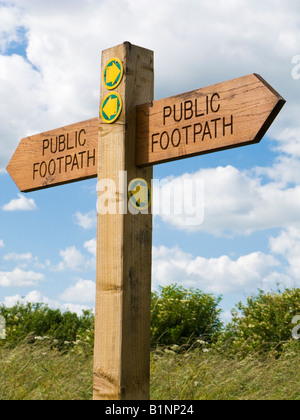 Holzschild post zeigt öffentliche Fußwege England UK Stockfoto