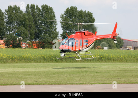 Bell 206L-3 LongRanger 111 G-CDYR im Flug Airfield Breighton Nase zeigt Kamera angebracht Stockfoto