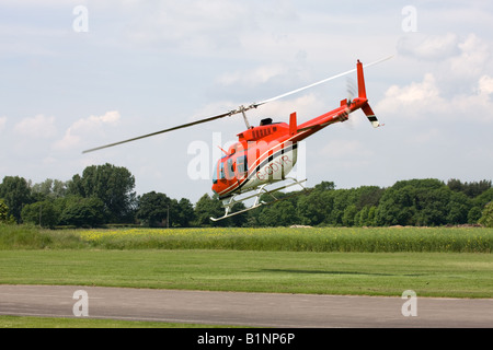 Bell 206L-3 LongRanger 111 G-CDYR im Flug abheben am Breighton Flugplatz Stockfoto