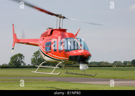 Bell 206L-3 LongRanger 111 G-CDYR im Flug abheben am Breighton Flugplatz Nase zeigt Kamera angebracht Stockfoto